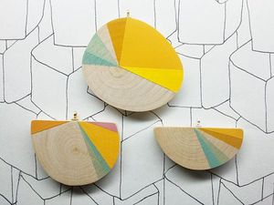 ต่างหูเรซิ่นรูปหัวใจสีดำและสีขาวทำจากเรซินทางเรขาคณิตทำจากไม้แบบห้อยเพื่อความอบอุ่นตามธรรมชาติ - Product Image 5