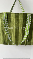Sac fourre-tout matelassé en coton réutilisable pour femmes avec fermeture ouverte à l'épaule indienne faite à la main fond blanc