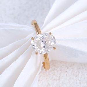 Anillo de diamante de corte ovalado real de diseño clásico con ajuste de puntas - Product Image 1