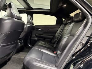 Toyota Crown Limited AWD 2023 d'occasion en excellent état, conduite à gauche, 50 001-75 000 miles, norme d'émission Euro III, 5 places - Product Image 2