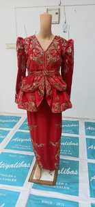 NEW--DESIGN DE BRODERIE SUR ROBE KARAKOU ROUGE ALGÉRIENNE AVEC ORNEE DE PERLES DE VERRE EN CRISTAL, PIERRE, TRAVAIL DABKA @ 2024 - Product Image 2