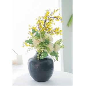 Decoración de mesa para sala de estar, florero con forma de brote martillado de Metal negro mate para decoración interior y exterior hecho a mano - Product Image 1