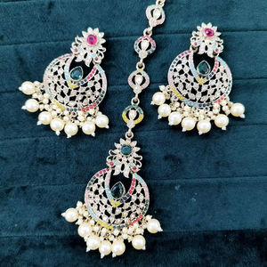 Boucles d'oreilles traditionnelles de haute qualité avec Tikka pour femmes Vintage Ethnic Indian Heritage Jewelry Idéal pour les festivals, les mariages - Product Image 1