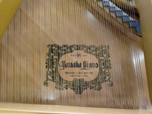 เปียโนแกรนด์ Yamaha G2E 88 คีย์ เครื่องดนตรีระดับมืออาชีพสำหรับคอนเสิร์ต แผ่นหน้าไม้สปรูซคุณภาพพรีเมียม เสียงสะท้อนที่ไพเราะ รุ่น 2353070 - Product Image 4