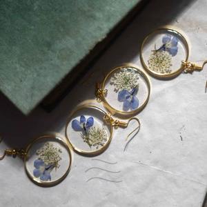 Boucles d'oreilles élégantes en résine écologique fabriquées à la main avec un motif floral botanique pour les mariages et les cadeaux, prix d'origine en Inde - Product Image 3