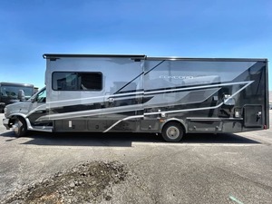 รถบ้านมือสองสภาพดี ปี 2025 รุ่น Coachmen Concorde 321D-S-F สำหรับขาย เหมาะสำหรับการตั้งแคมป์และการเดินทาง - Product Image 3