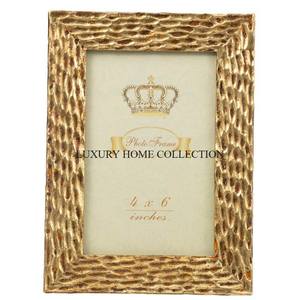 Moderno marco de fotos de metal de aluminio con líneas limpias y detalles sutiles perfecto para la decoración contemporánea o minimalista del hogar - Product Image 5