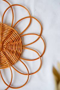 Venta al por mayor decoración de pared de flores de ratán decoración colgante de pared de margaritas de ratán hecho a mano de Vietnam - Product Image 5