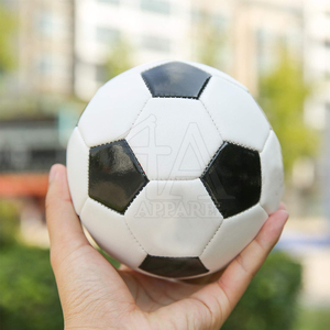 Football professionnel pour le match et l'entraînement construit avec un matériau durable au toucher et une haute performance. - Product Image 3