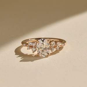 แหวนหมั้นเพชรทรงรี VS1 น้ำหนัก 2.20 กะรัต ผลิตในห้องปฏิบัติการ ได้รับการรับรองจาก IGI ดีไซน์วินเทจประดับเพชรแบบคลัสเตอร์ ตัวเรือนทองคำแท้ 14K สีเหลืองทอง สำหรับงานแต่งงาน - Product Image 1