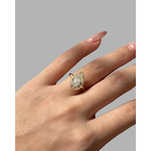 แหวนหมั้นทองคำแท้ 14K ดีไซน์ทันสมัย ประดับเพชรทรงลูกแพร์ 3 กะรัต เพชรเพาะเลี้ยงในห้องปฏิบัติการ ฝังแบบ Bezel Set รับรองโดย IGI เพชรคุณภาพ E VVS2 - Product Image 2