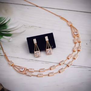 Conjunto de Collar y Aretes Elegantes y Modernos para Mujer, Aleación Dorada de Alta Calidad con Brillantes Circonitas Cúbicas Transparentes para Boda - Product Image 2