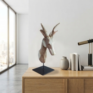 Sculpture de tête de cerf artisanale en bois, style rustique, en teck sculpté, avec bois de cerf sculpté, base en métal, pour décoration de table, disponible dès maintenant - Product Image 3