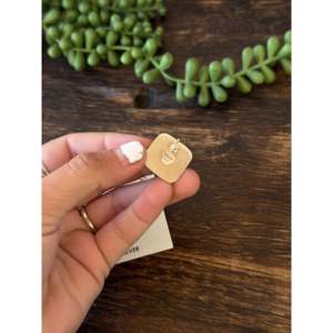 Pendientes de botón de plata esterlina y bálfalo blanco hechos por Navajo con engaste geométrico y diseño incrustado - Product Image 5