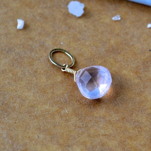 Pendentif en pierre précieuse facettée en forme de larme en quartz rose, pierre naturelle rose pâle, plaqué or rose, bijou artisanal - Product Image 3
