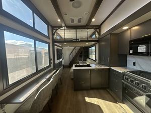 ¡Gran Oferta! Remolque de Viaje Usado Forest River Cedar Creek Cottage 41FWC 2025, Moderno y Ligero, para 3-8 Personas - Product Image 3