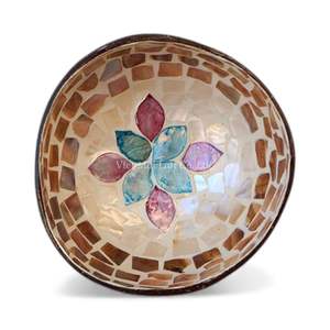 Cuenco de Coco Hecho a Mano con Incrustaciones de Nácar Natural, Decoración Ecológica para el Hogar - Product Image 1