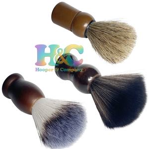 Brocha de Afeitar de Pelo de Zorro de Alta Calidad Hooper and Company con Punta Plateada, Mango de Madera, Profesional, Sostenible, para Barbería y Salón - Product Image 4