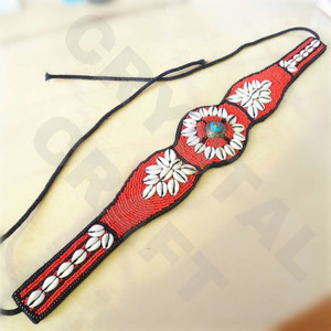 Collier en perles de verre fait main pour femme CRYSTAL CRAFT, style bohème ethnique tribal, médaillon en forme de patte, broderie personnalisée - Product Image 6
