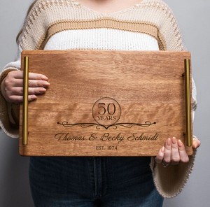 ถาดเสิร์ฟไม้แกะสลักพร้อมหูจับทองเหลืองพร้อมสลักเลเซอร์สำหรับตกแต่งอาหารเช้าพร้อมน้ำยาเคลือบเงาจากอินเดีย - Product Image 1