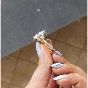 Bague solitaire bicolore avec diamant de laboratoire rond certifié IGI de 8,00 carats, couleur D-E-F, clarté VVS-VS - Product Image 3