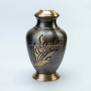 Urna Funeraria de Latón de Alta Calidad de 10 Pulgadas Extra Grande con Acabado de Peltre Grabada para Cenizas Humanas o de Mascotas Estilo Americano - Product Image 2