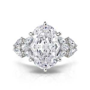 Anillo de Compromiso Jeulia con Corte Ovalado y Diseño Lateral de Hoja en Plata de Ley - Product Image 1