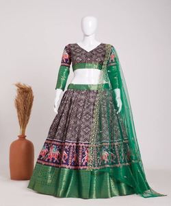 Experimente la comodidad y el lujo con nuestro lehenga choli hecho de tela de alta calidad como el algodón y el satén Encuentra tu novia perfecta - Product Image 5
