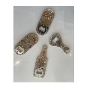 Ouvre-bouteille élégant en résine durable avec touche artisanale idéal pour ajouter un attrait décoratif aux cuisines et aux salles à manger - Product Image 1