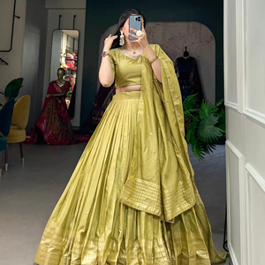 Magnifique Lehenga en Soie Traditionnel de Créateur avec Bordure Tissée Unie, Choli Moderne pour Fêtes, Mariages et Demoiselles d'Honneur - Product Image 1