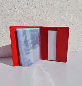 Tarjetero rojo de cuero genuino con fundas de plástico en el interior - Product Image 3