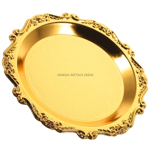Élégant plateau de service ovale en or avec motif floral complexe et bords décoratifs, parfait pour un service et une décoration élégants - Product Image 1