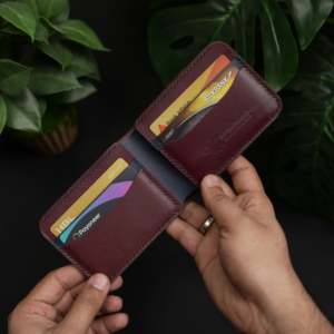 กระเป๋าสตางค์หนังพับสองตอน รุ่นคลาสสิค หมายเลข 77 พร้อมระบบป้องกัน RFID ผลิตด้วยมือในประเทศปากีสถาน (สีแดงเบอร์กันดีและสีน้ำเงิน) - Product Image 5