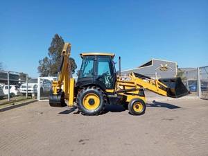 รถตักล้อยาง JCB 3CX พร้อมหัวขุด |   รถขุดตักดินแบบขับเคลื่อนสี่ล้อ |   เครื่องขุดและตักงานหนัก - Product Image 2