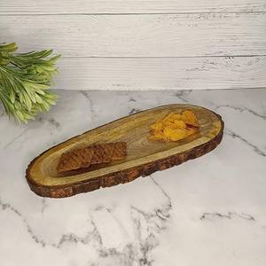 El plato de papaya de madera hecho a mano se puede describir como un plato de servir de forma ovalada alargada hecho de madera de acacia natural - Product Image 1