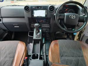 Toyota Land Cruiser Pickup 4x4 Doble Cabina 2024 Usada en Excelentes Condiciones con Asientos de Cuero y Cámara Trasera - Product Image 2