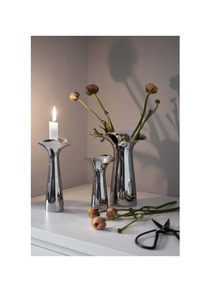 Vase en aluminium martelé avec style traditionnel et éclat métallique adapté aux arrangements de maison rustiques chics ou classiques - Product Image 4