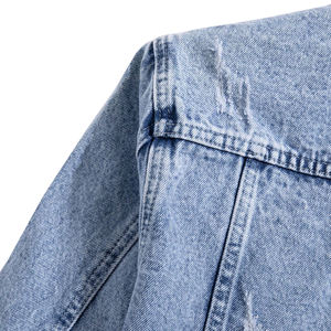 แจ็คเก็ตยีนส์ฟอกสีอ่อนแบบขายส่ง OEM ODM ผลิตตามสั่งสำหรับผู้ชาย สไตล์ลำลอง วินเทจ ขาดๆ แขนยาว เสื้อคลุมสตรีทแวร์สำหรับฤดูหนาว - Product Image 5
