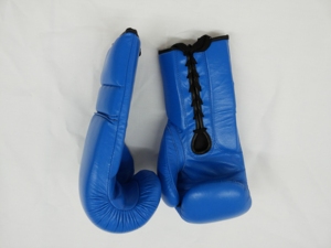 ถุงมือชกมวยหนังแท้ FIGHTER FRIENDS INDUSTRIES น้ำหนักเบา แห้งเร็ว ปิดด้วยแถบตีนตุ๊กแก สำหรับทุกเพศ ทุกวัย 14 ปีขึ้นไป ปรับแต่งได้ - Product Image 3