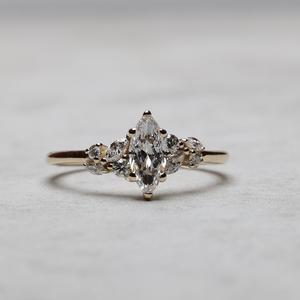 Anillo de compromiso de moissanita con corte Marquesa de 10x5mm con Marquesa y piedras laterales redondas | Joyería nupcial única - Product Image 1