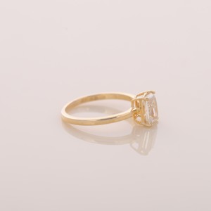 Bague de fiançailles classique en or rose jaune 18 carats avec diamant jaune radiant de 1,47 carat cultivé en laboratoire, sertissage à griffes, haute joaillerie - Product Image 4