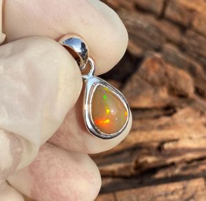 Colgante de Ópalo de Fuego Raro Hecho a Mano en Plata de Ley 925, Joyería Única con Piedras Preciosas, Elegante Regalo de Moda para Mujeres y Hombres - Product Image 1