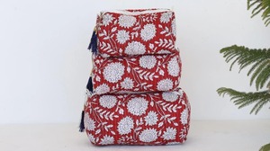 Ensemble de sacs à cosmétiques en coton matelassé écologique à fleurs rouges faites à la main pour voyage en blocs indiens pour sacs - Product Image 3