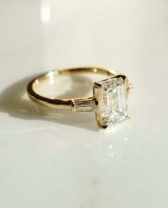 แหวนเพชรโมอิสสีทองสำหรับผู้หญิงแบบเรียวสามด้านประดับอัญมณีสีเงินมรกตตัดด้านข้างสำหรับผู้หญิง - Product Image 4