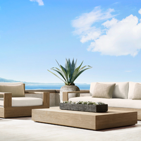 Moderner Outdoor-Lounges essel aus massivem Teakholz mit dicken weißen Kissen für Terrasse oder Garten