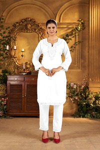 Vêtements indiens et pakistanais pantalon Kurtis avec rayonne avec broderie complexe travail vêtements ethniques pantalon Kurti à vendre à l'exportation - Product Image 3