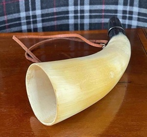 Corne à souffler nordique polie écologique en corne de buffle naturelle avec sangles en cuir - Style Feng Shui et religieux - Product Image 2