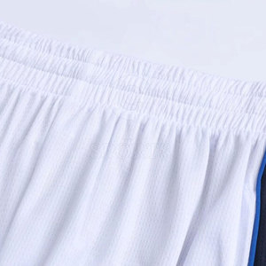 Uniforme de baloncesto ligero y transpirable sublimado con colores de equipo, nombre y estilo de conjunto de números - Product Image 2