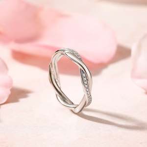 Anillo de Boda de Diamantes Jeulia con Diseño Personalizado de Entrelazado de Amor para Mujer - Product Image 6
