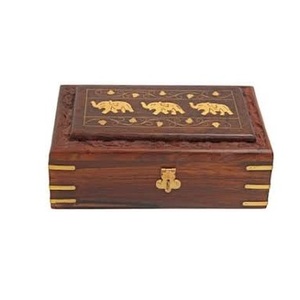 Caja de almacenamiento de madera antigua con trabajo de latón de alta calidad y trabajo de tallado - Product Image 1